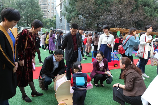 7.领导们走进孩子 们的游戏-fb.jpg