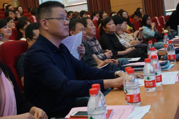 E:\教科院工作 (G)\桌面文件\2017年下半年\9月\第七届高中心理健康优质课评比颁奖典礼\第七届高中心理健康优质课颁奖活动照片\领导席.jpg