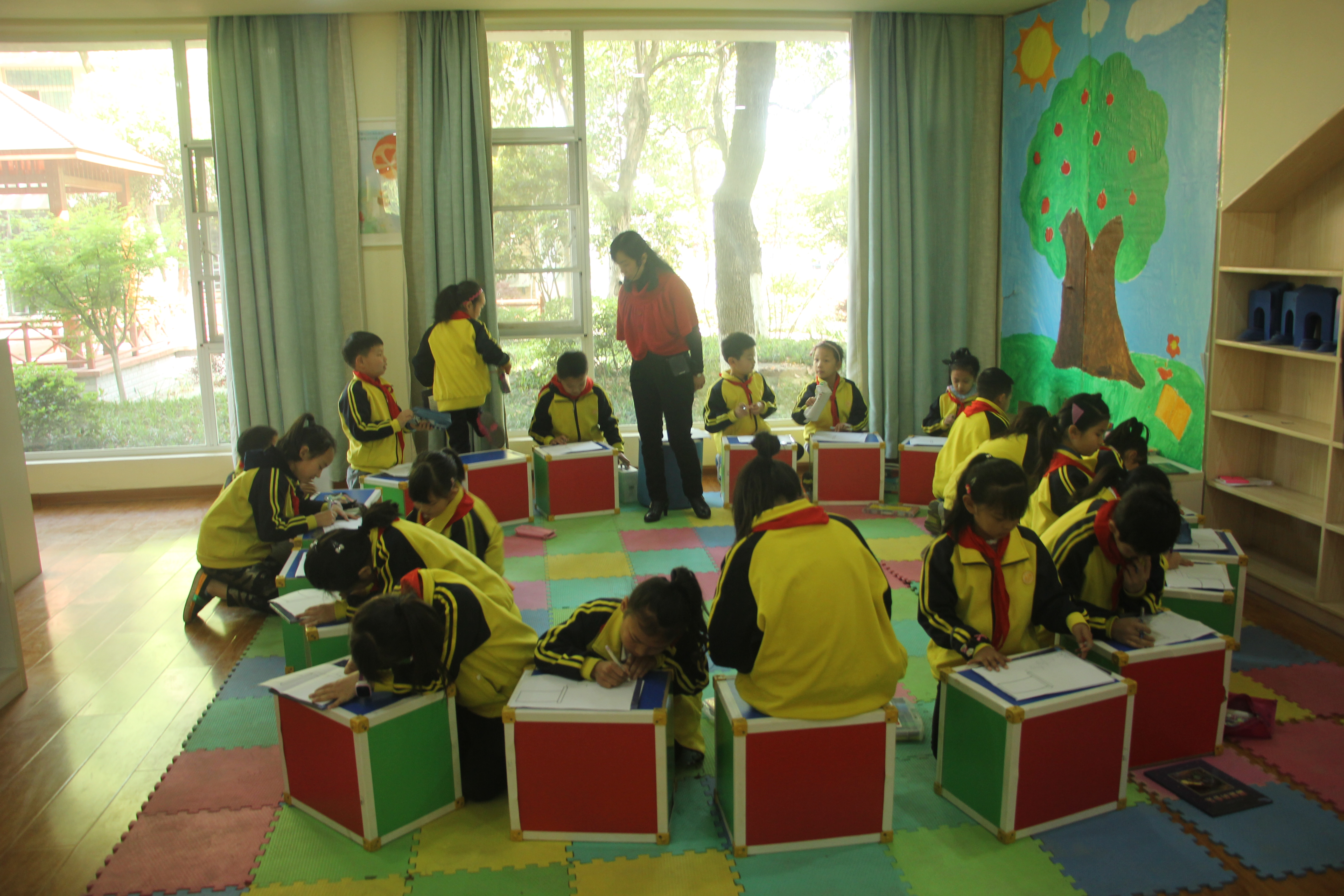 E:\教科院工作 (G)\桌面文件\2018年上半年\4月\三店学校全市研讨活动\4.8市心理健康活动所有照片\4.8市心理健康活动\绘本阅读.jpg