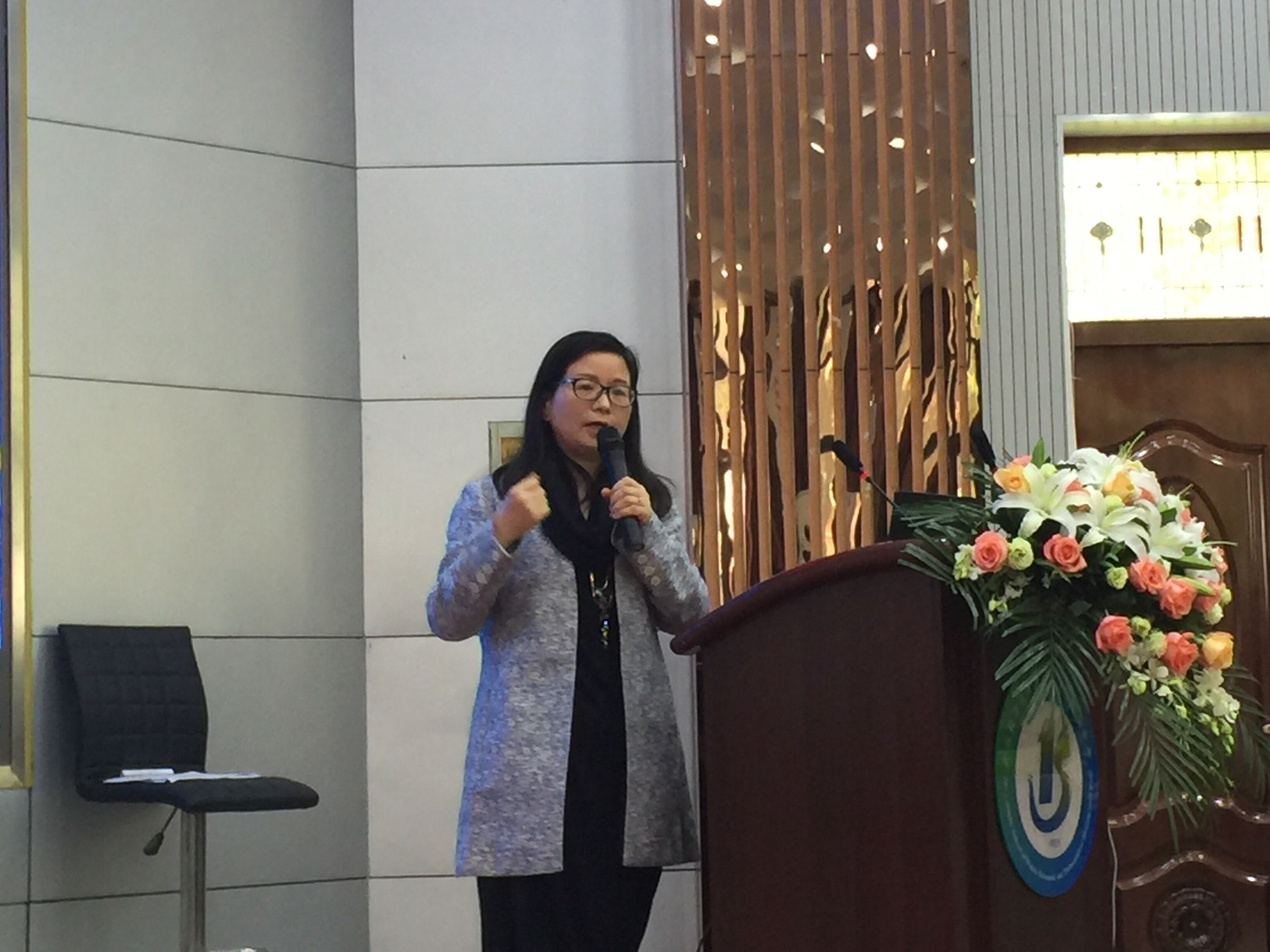 E:\教科院工作 (G)\桌面文件\2018年上半年\4月\开发区一初中研讨活动\照片\陈主任发言.jpg